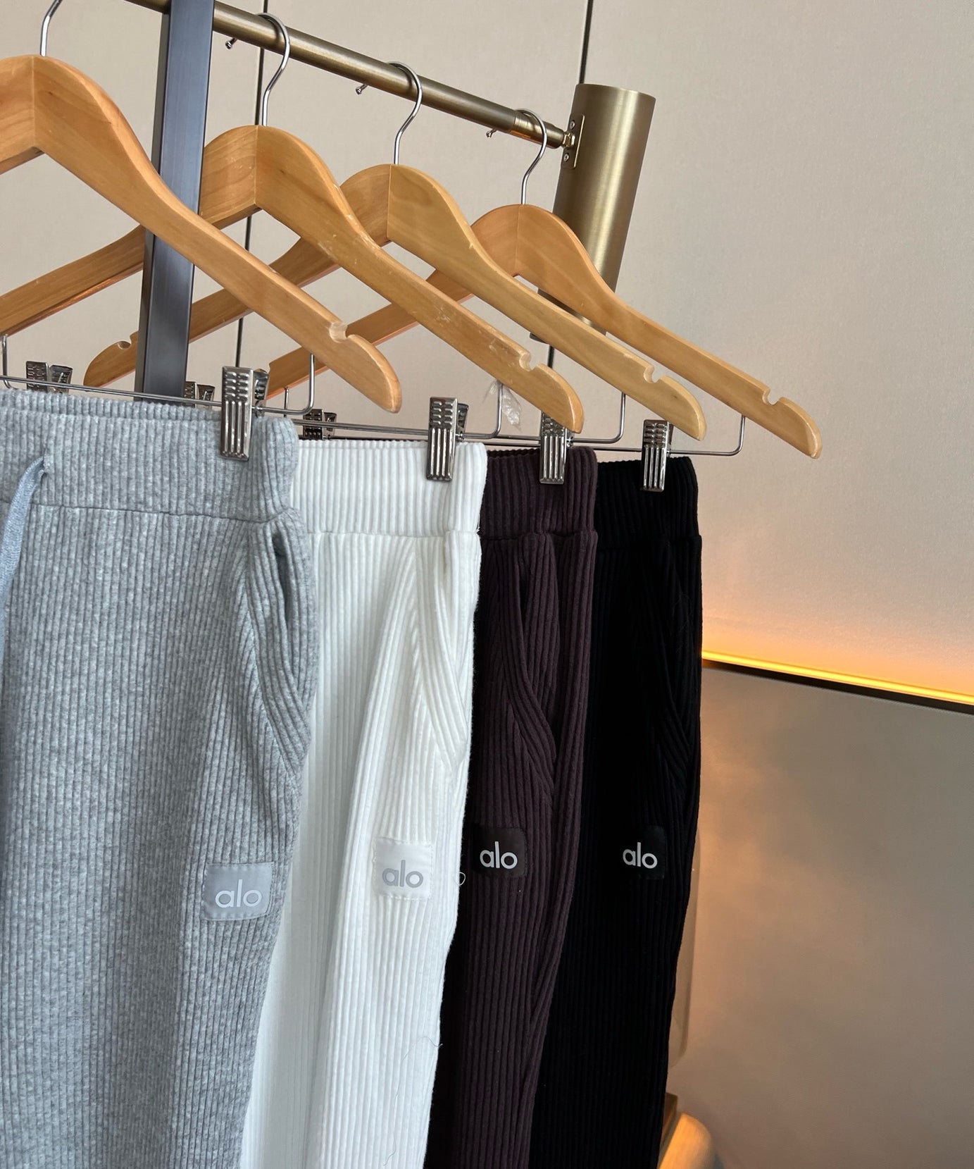 A L O Ribbed Joggers