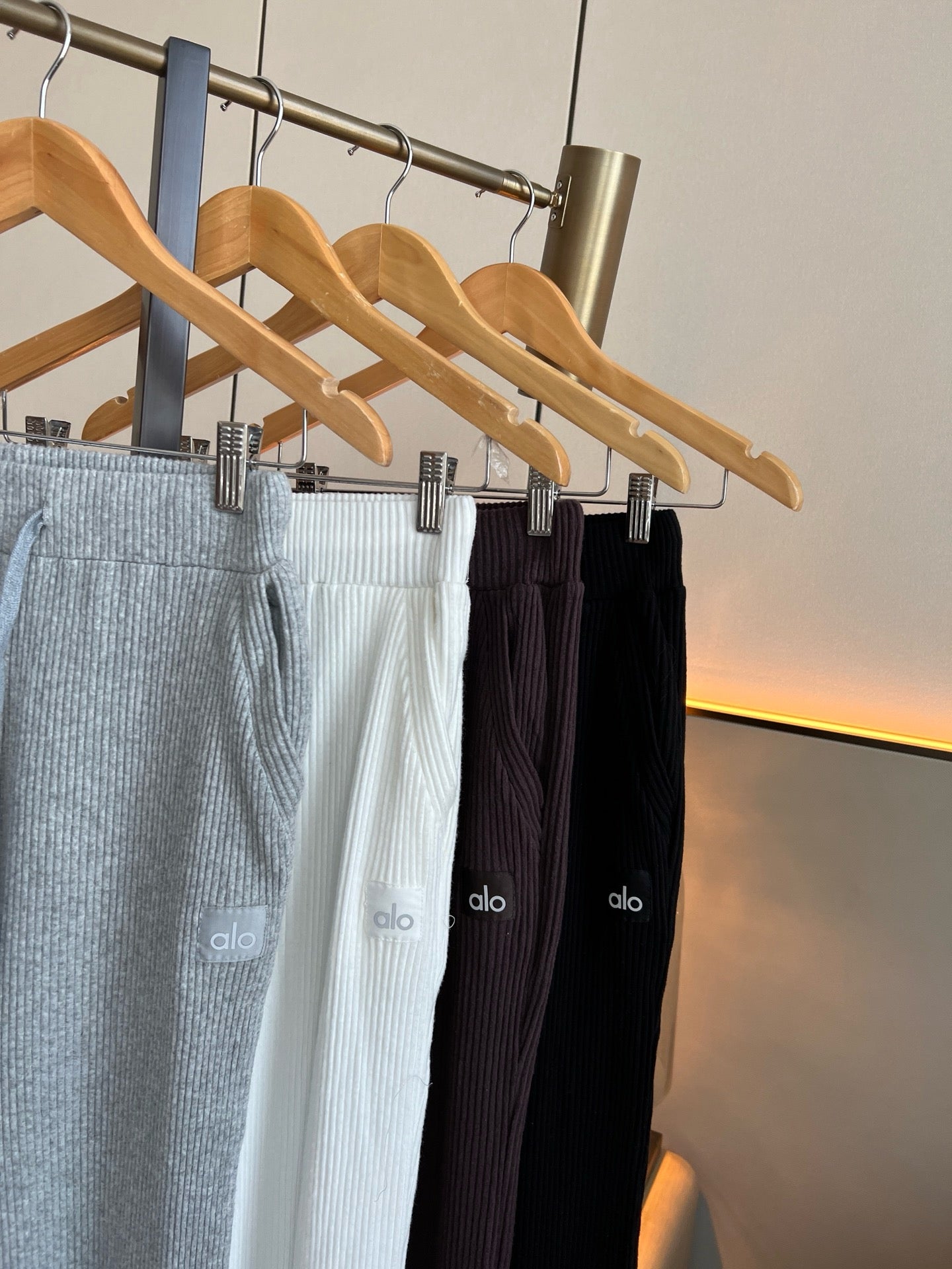 A L O Ribbed Joggers