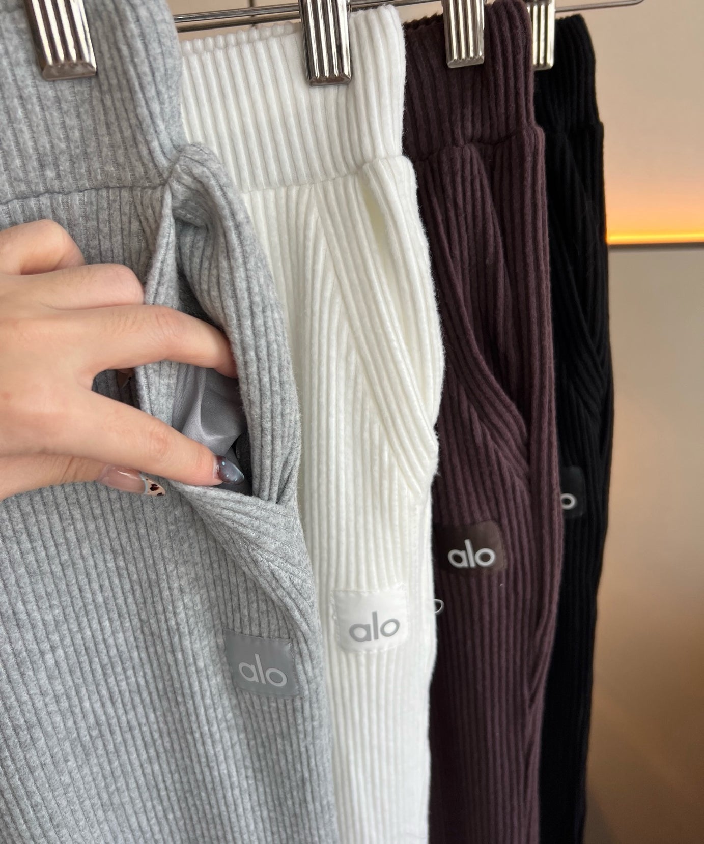 A L O Ribbed Joggers