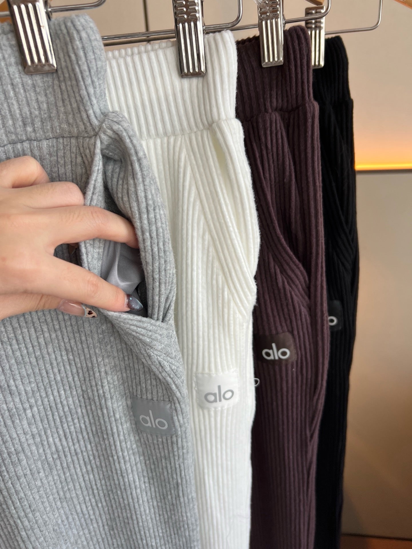 A L O Ribbed Joggers