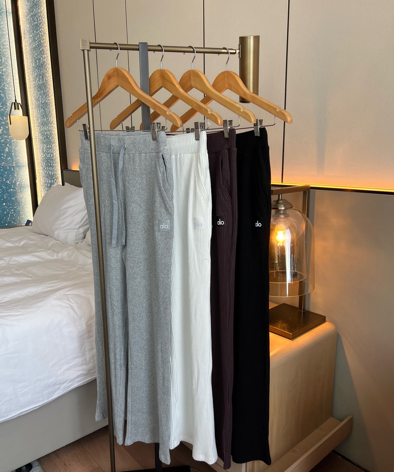 A L O Ribbed Joggers