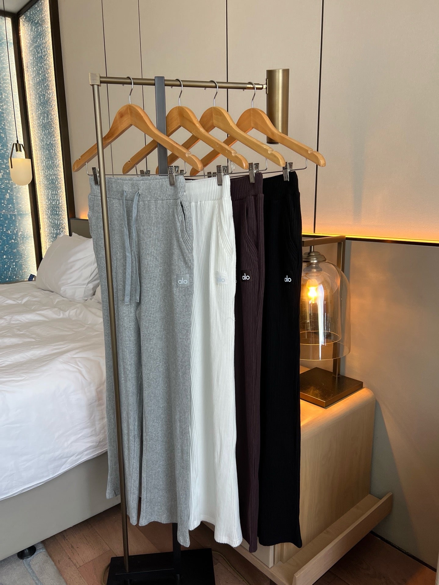 A L O Ribbed Joggers