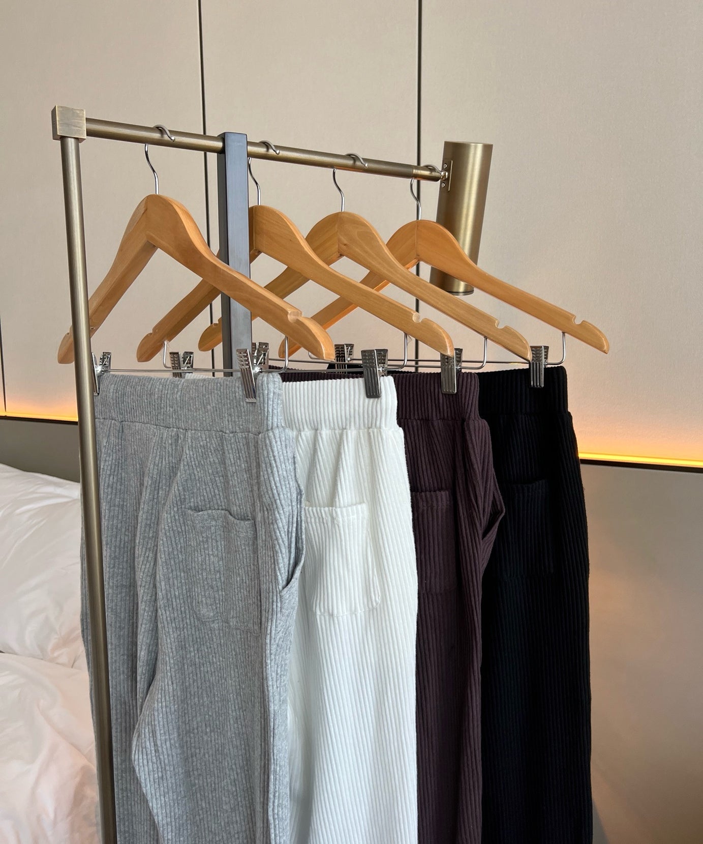 A L O Ribbed Joggers