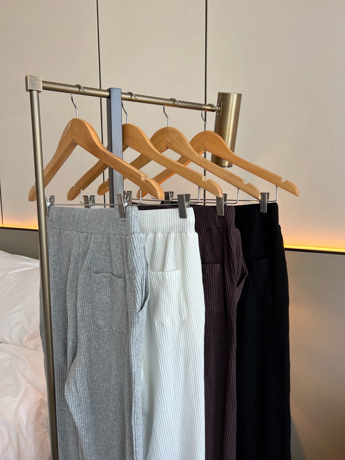 A L O Ribbed Joggers