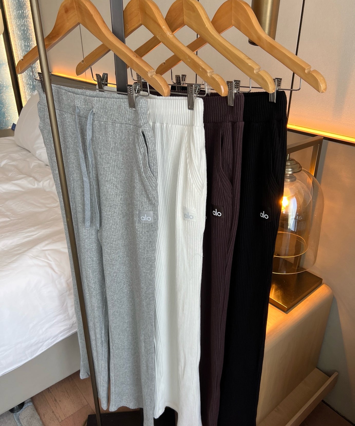 A L O Ribbed Joggers