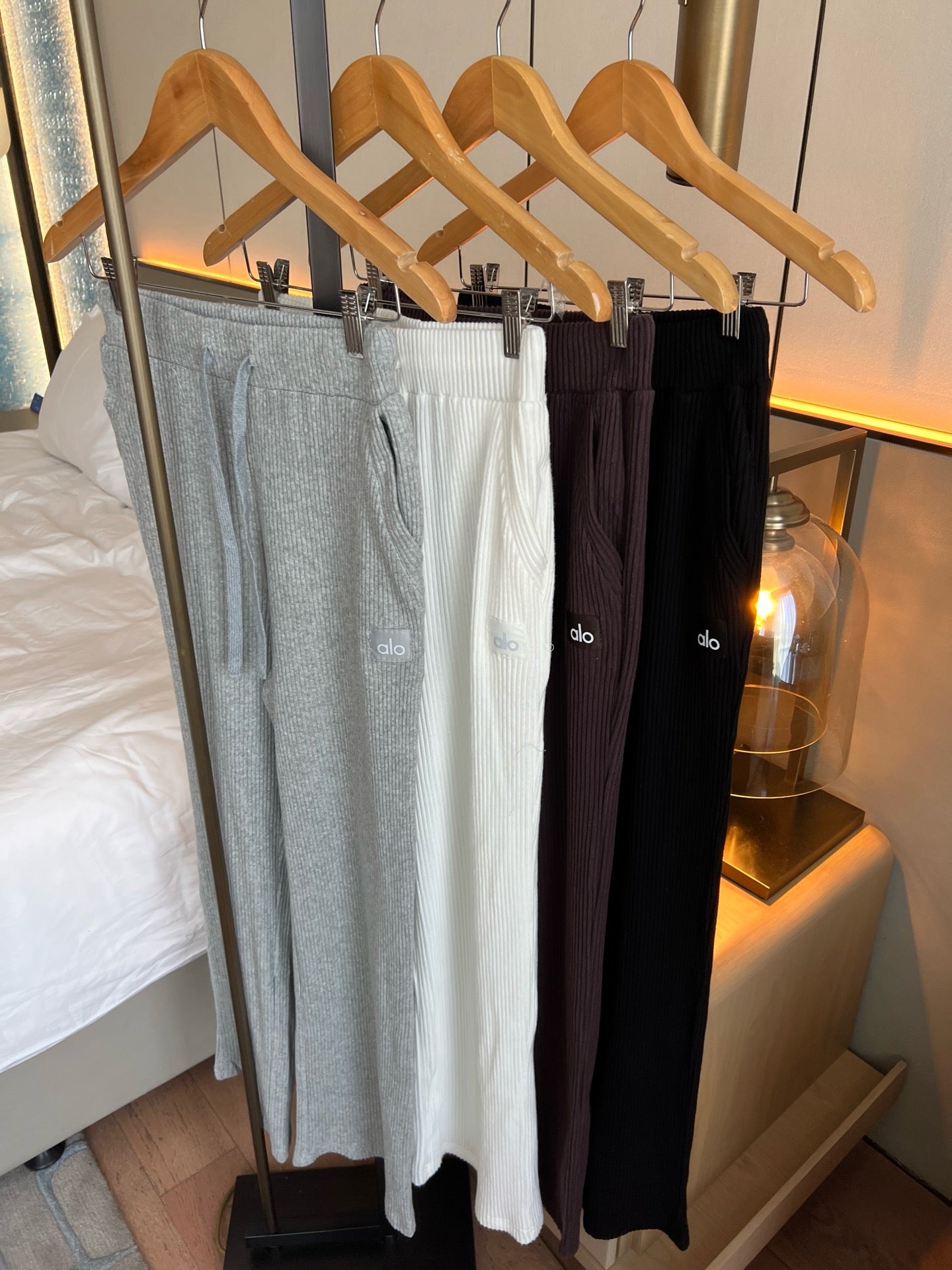 A L O Ribbed Joggers