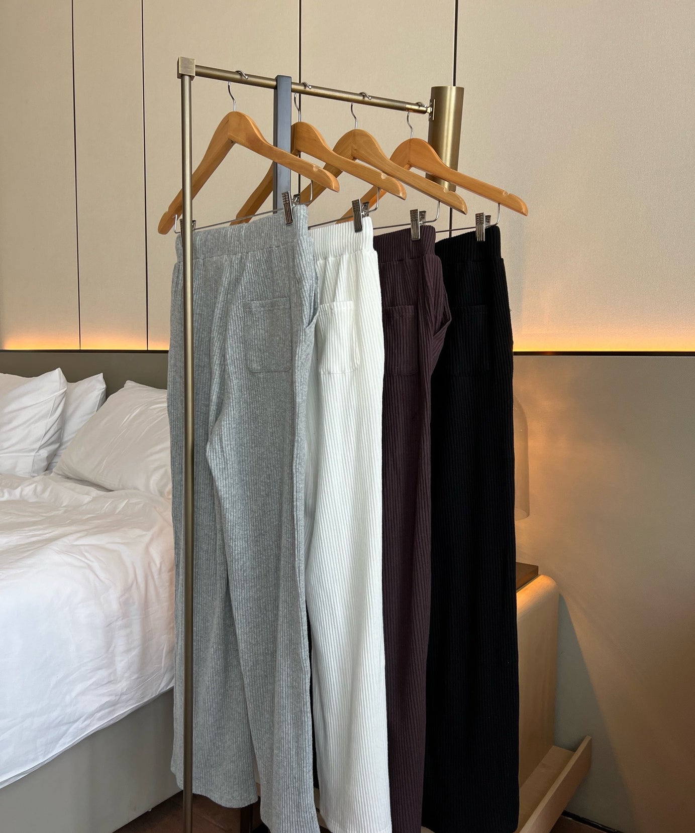 A L O Ribbed Joggers