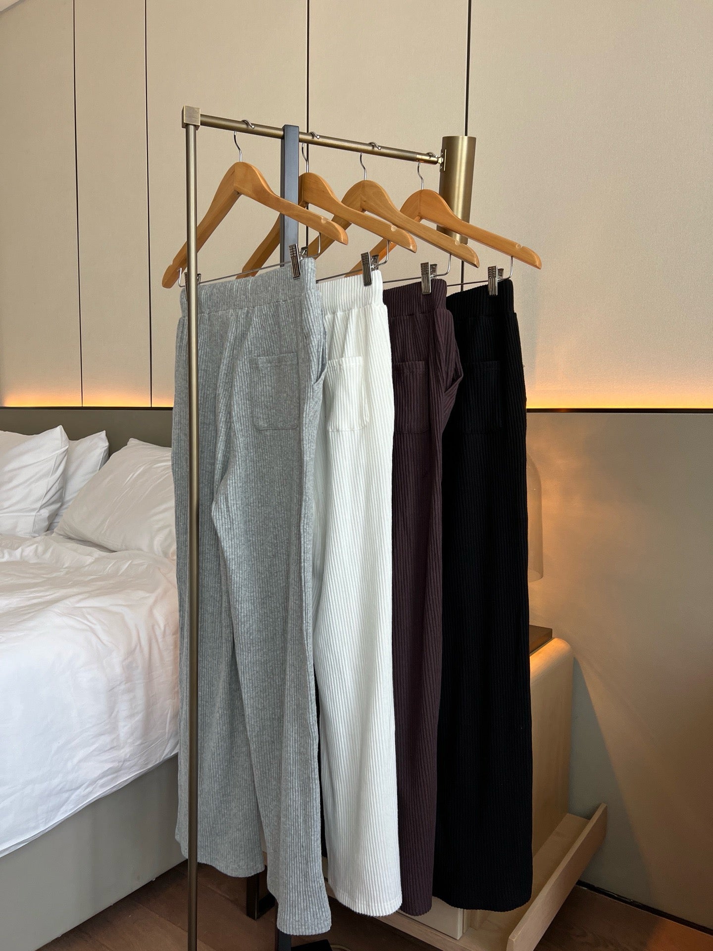 A L O Ribbed Joggers